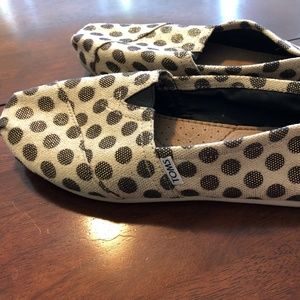 Creme w. brown/gold dots Toms womens size W8,5